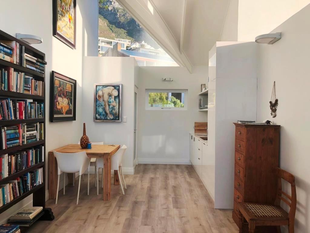 Apartament Bright Camps Bay Loft With Stunning Views And Shared Pool Kapsztad Zewnętrze zdjęcie