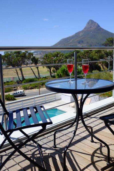 Apartament Bright Camps Bay Loft With Stunning Views And Shared Pool Kapsztad Zewnętrze zdjęcie